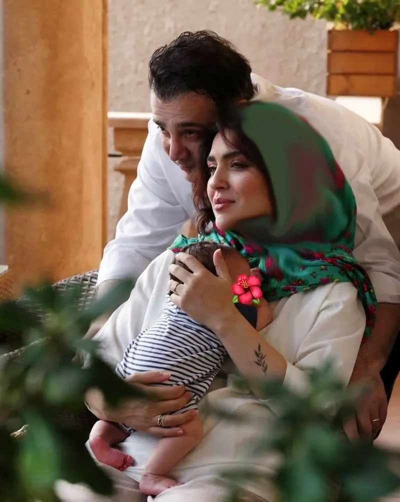 مونا کرمی و همسر و فرزندش