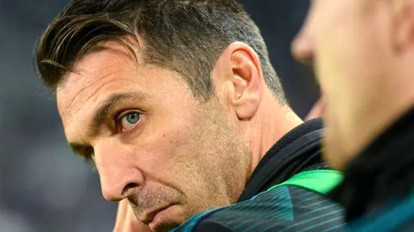 شوخی زشت بوفون با هوادار چینی / نکند کرونا داشته باشی! 