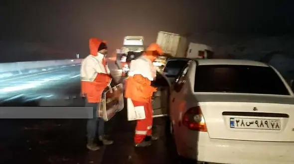 تصادف زنجیره‌ای ۴۰ خودرو در آزادراه زنجان - قزوین / ۱۵ مصدوم و یک کشته 