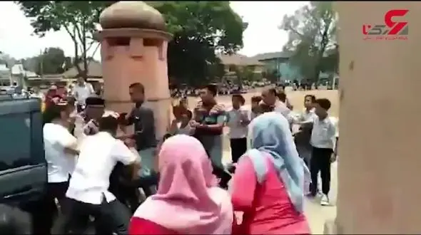 لحظه حمله با چاقو آقای وزیر در اندونزی + فیلم 
