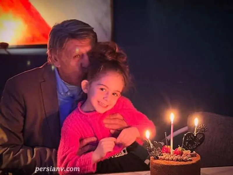 پدر گلزار و نوه اش