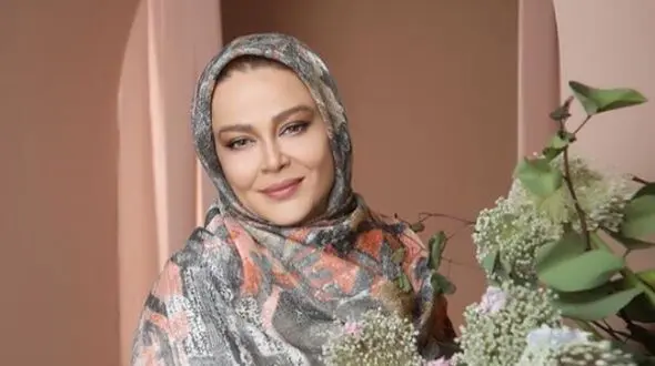 فیلم/ نگاهی به خونه زندگی لوکس و دلباز بهاره رهنما و تابلوهای آنتیک و رنگارنگ نصب شده روی دیوار