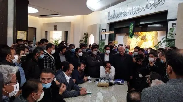 تجمع اعتراضی پیمانکاران شهرداری مشهد/ شهردار: آخرت خود را بخاطر شهرداری خراب نخواهم کرد و پای مطالبات ایستاده ام