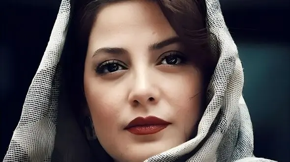  عکس سفر زمان /  ژست‌های «طناز طباطبایی» در نقش «سگ» روی صحنه تئاتر؛ سال 91 