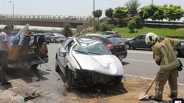  واژگونی سمند در بزرگراه شیخ فضل‌الله / راننده بدجوری داغون شد  + تصاویر 