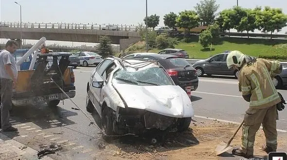  واژگونی سمند در بزرگراه شیخ فضل‌الله / راننده بدجوری داغون شد  + تصاویر 