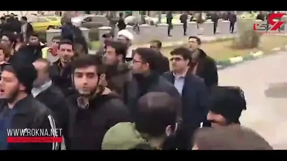 تجمع دانشجویان انقلابی در اعتراض به هتاکی نماینده سراوان مقابل مجلس+فیلم