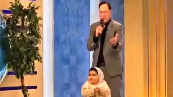 فیلم آواز شاد / دختر بچه تپل تیپ ننه بزرگی زده با علی اکرم بایرام اف چه رقصی میکنه همه غش !