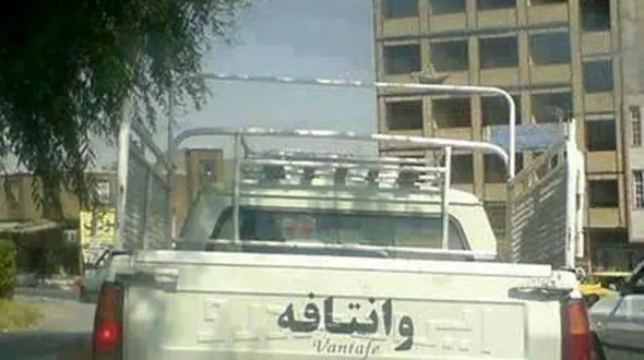 خلاقیت خنده‌دار و تحسین برانگیز راننده وانت اهوازی برای فرار از گرمای 50 درجه حماسه ساز شد/دست و پنجت طلا اوستا مکانیک