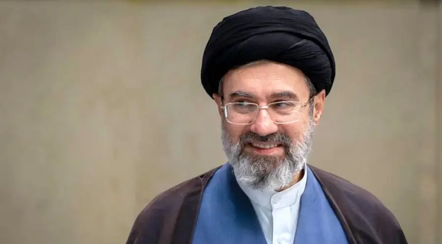 آیت الله مجتبی خامنه ای به زبان ژاپنی و انگلیسی مسلط است / قبل از خواستگاری از همسر شهیدش امتحان تافل داشت