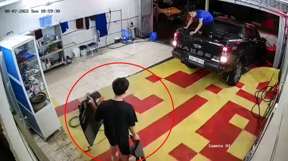 فیلم بد شانسی تعمیر کار  خودروی شاسی بلند را ببنید + فیلم 