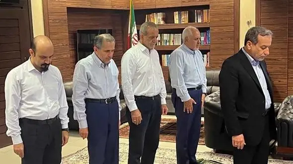 نماز خواندن پزشکیان و ظریف و روانچی پشت سر عراقچی + عکسی که وایرال شد !