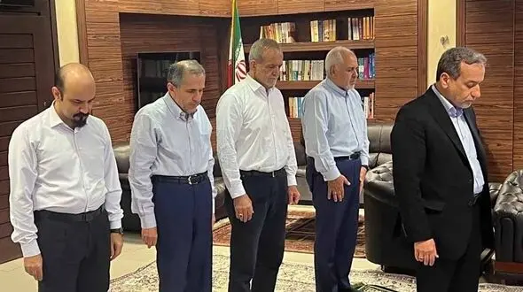 نماز خواندن پزشکیان و ظریف و روانچی پشت سر عراقچی + عکسی که وایرال شد !