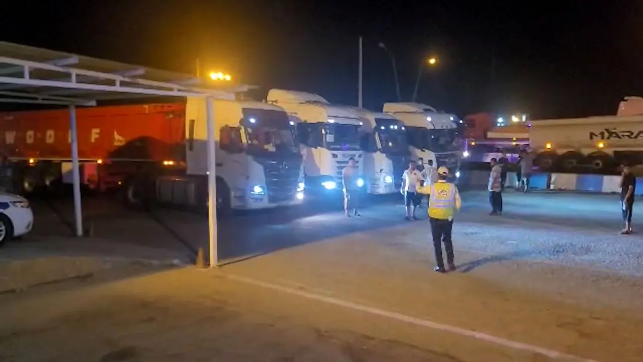 طرح ضربتی پلیس راه هرمزگان / دهها خودرو مجهز به چراغ زنون توقیف شدند + فیلم