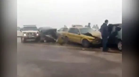 فیلم هولناک از تصادف زنجیره‌ای در جاده یخ زده بزرگراه  