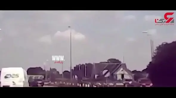 پرواز خودروی ون به آسمان پس از رسیدن به پیچ خطرناک در اتوبان! +فیلم 