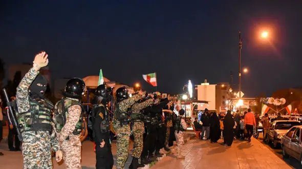 فیلم رقص زیبای ایرانی توسط ماموران پلیس وسط شهر !  / خودتان نبینید باور نمی کنید !