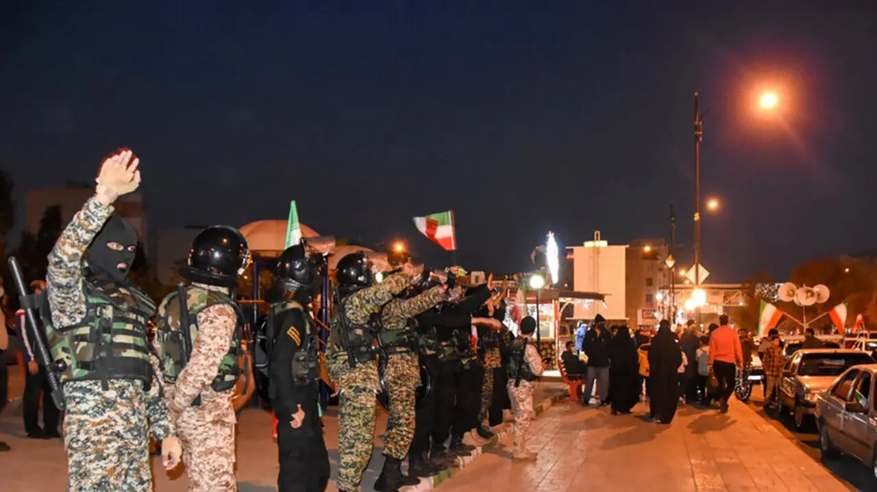 فیلم رقص زیبای ایرانی توسط ماموران پلیس وسط شهر !  / خودتان نبینید باور نمی کنید !