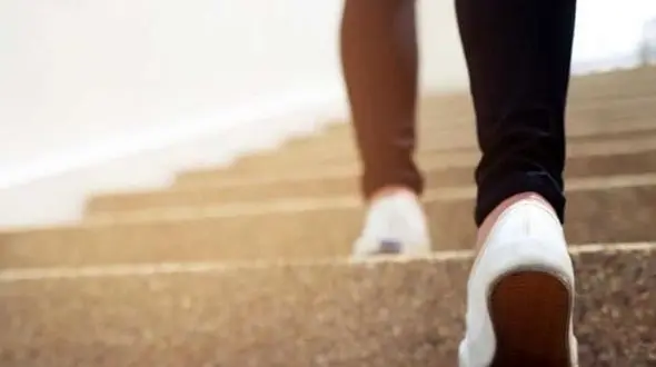 خانم ها از پله بالا بروید!