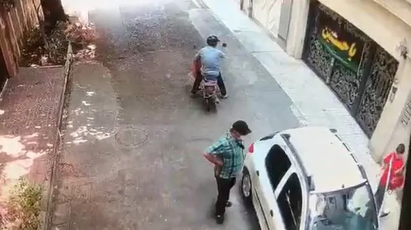 فیلم زورگیری دو موتور سوار از زن پژو سوار جلوی در خانه اش / پسر بچه ای که از ترس دزد به دزد پناه برد