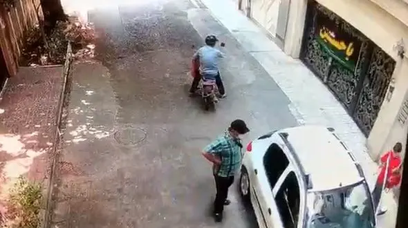 فیلم زورگیری دو موتور سوار از زن پژو سوار جلوی در خانه اش / پسر بچه ای که از ترس دزد به دزد پناه برد