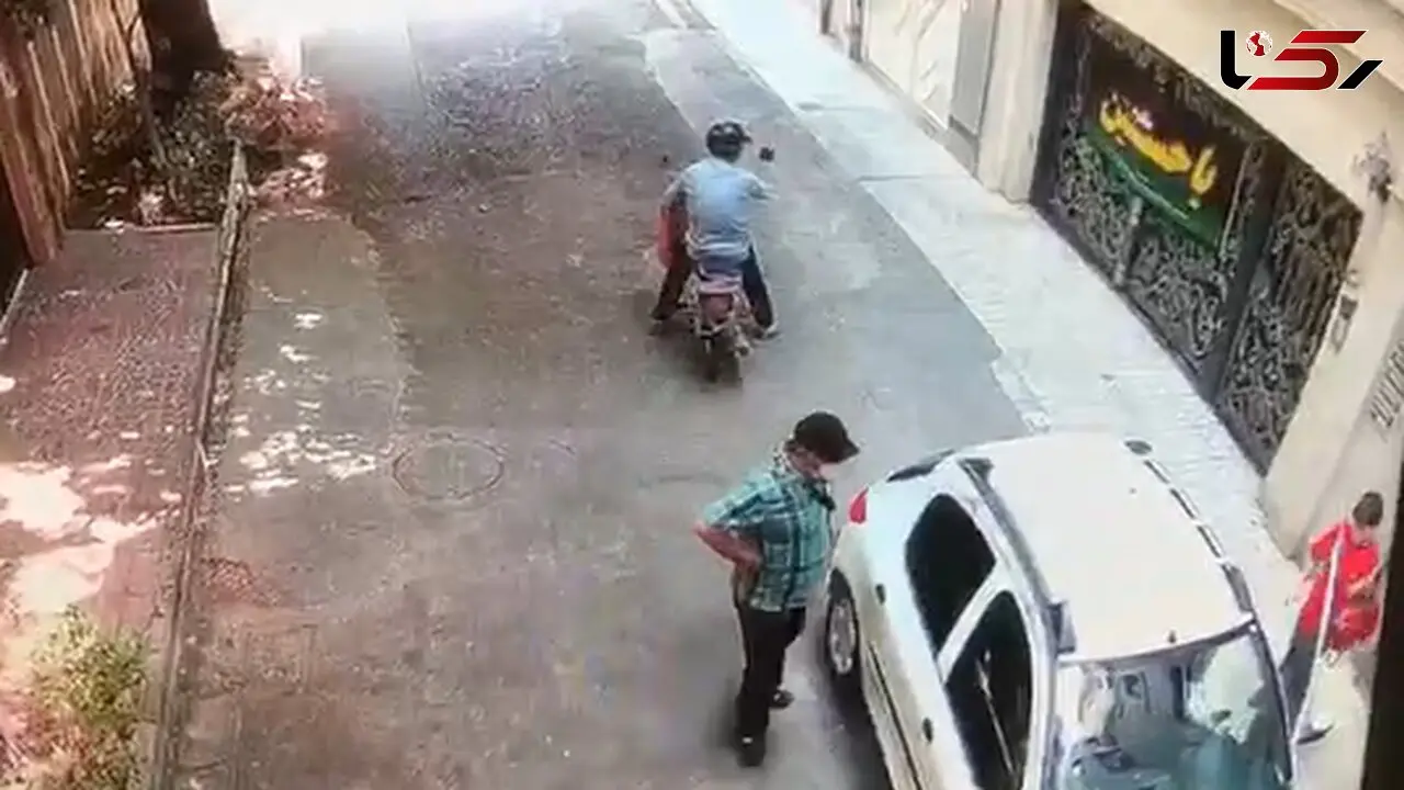 فیلم زورگیری دو موتور سوار از زن پژو سوار جلوی در خانه اش / پسر بچه ای که از ترس دزد به دزد پناه برد