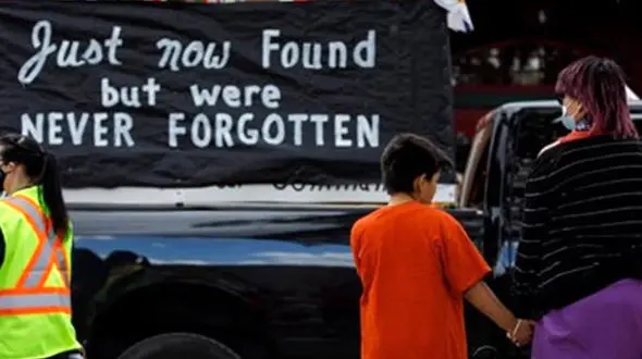 واکنش تند مردم کانادا به کشف گورجمعی کودکان + فیلم