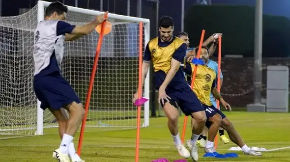 صحبت‌های ستاره سینما با مهدی طارمی در حاشیه تمرین تیم‌ملی