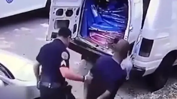 دستگیری پزشک داوطلب به جرم امدادرسانی به سیاه پوست ها + فیلم /آمریکا