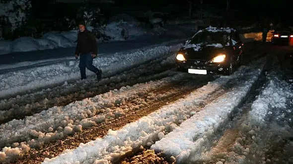 گرفتاری 6 ساعته مسافران بجنورد در برف و کولاک