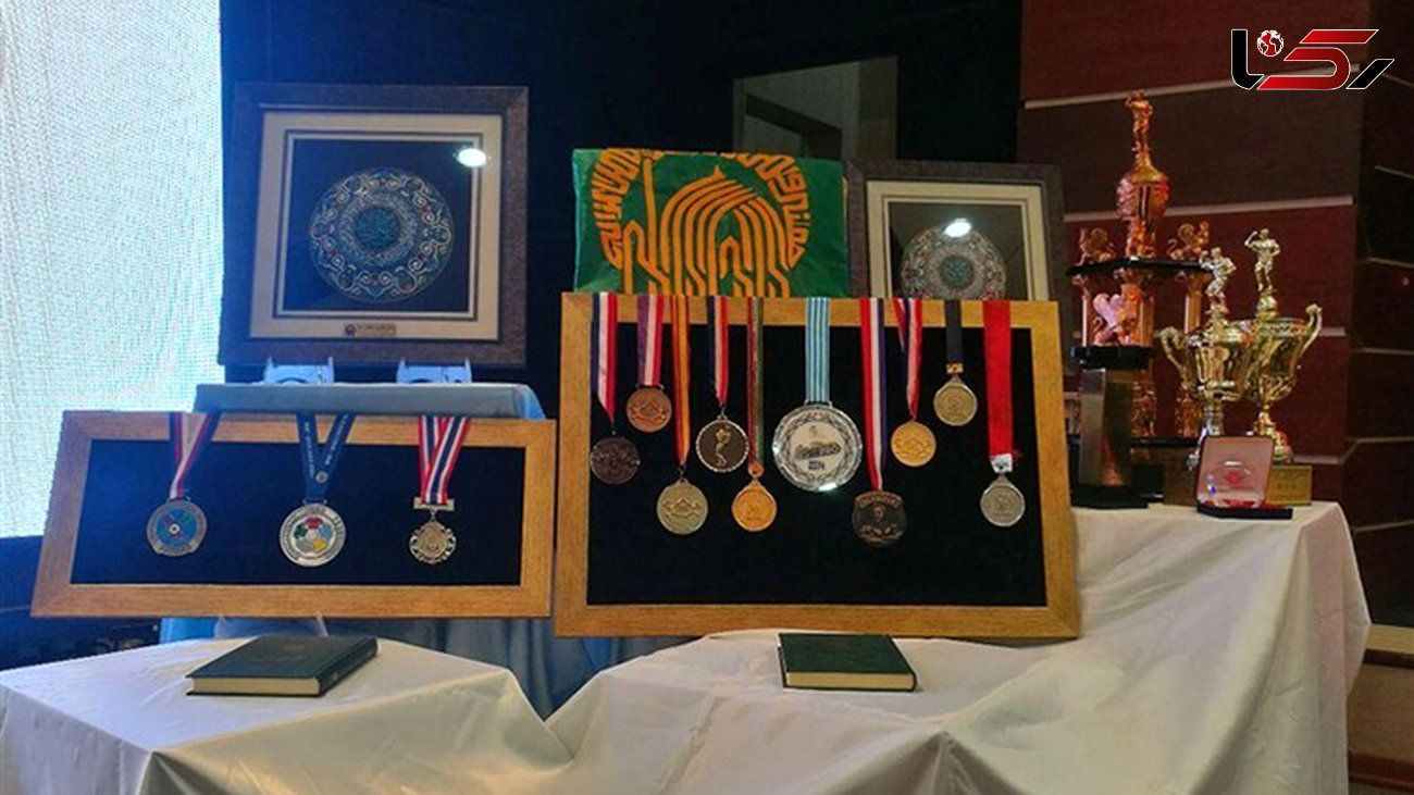 اهدای 14 مدال قهرمان کشتی به موزه آستان قدس رضوی