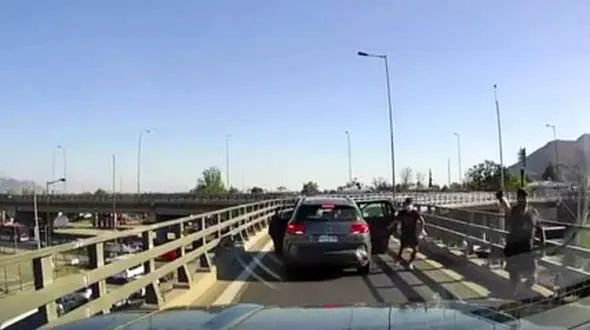 فیلم فرار جسورانه از دست دزدان مسلح روی پل ! / حتما ببینید