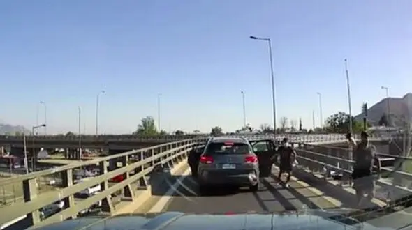 فیلم فرار جسورانه از دست دزدان مسلح روی پل ! / حتما ببینید