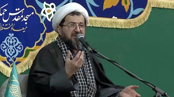 حاشیه‌ای جنجالی پخش زنده تلویزیونی؛ درگیری لفظی یک فرد با روحانی باعث قطع برنامه شد!