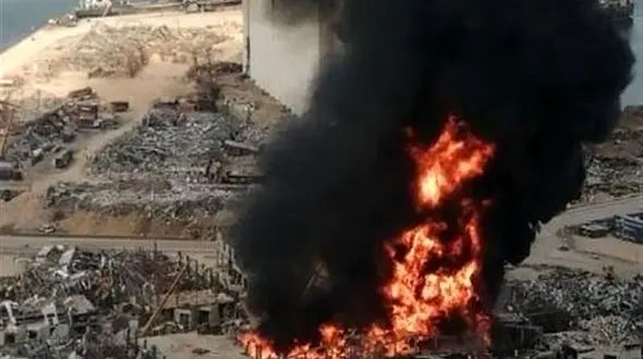 آتش سوزی شدید در بندر بیروت + جزئیات