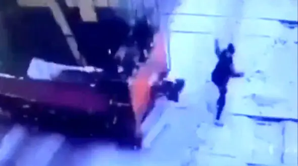 فیلم لحظه لیزخوردن جوان به زیر قطار مسافربری در خیابان های یخ زده