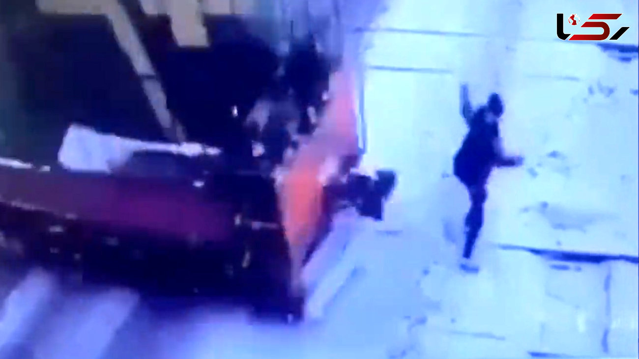 فیلم لحظه لیزخوردن جوان به زیر قطار مسافربری در خیابان های یخ زده