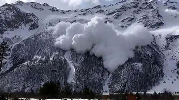 ریزش وحشتناک بهمن در جاده چالوس / خدا رو شکر ماشین در جاده نبود