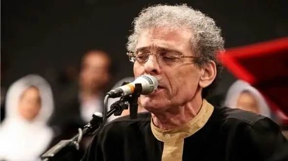 آواز کردی/استاد کامکار بزرگ با صدای گرفتش تو مهمونی خونه خودش میزنه و میخونه