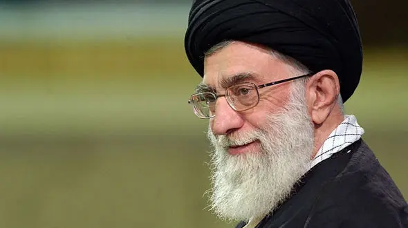 عکس جذاب  رهبر معظم انقلاب با موها و محاسن کاملا تراشیده و عینک دودی 