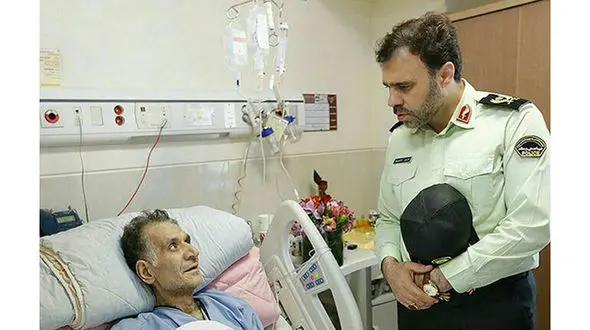 تهیه کننده و کارگردان سینما روی تخت بیمارستان+ عکس