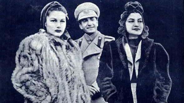 عکس؛ سفر در زمان؛ «محمدرضا پهلوی در کنار فوزیه و خانواده همسر مصری اش»؛ سال 1317