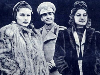 عکس؛ سفر در زمان؛ «محمدرضا پهلوی در کنار فوزیه و خانواده همسر مصری اش»؛ سال 1317