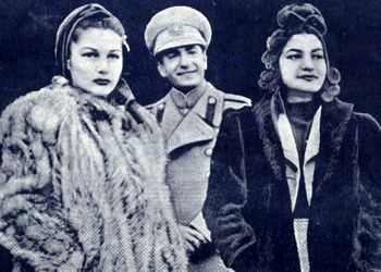 عکس؛ سفر در زمان؛ «محمدرضا پهلوی در کنار فوزیه و خانواده همسر مصری اش»؛ سال 1317
