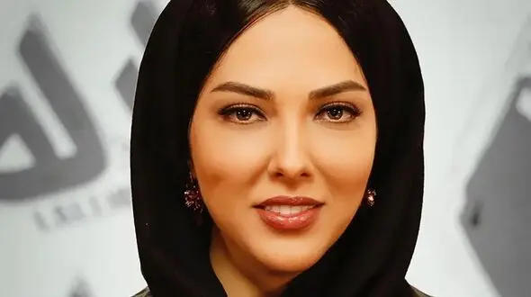 سلفی خاص لیلا اوتادی با پروانه ای که در سفرش به "باغ پروانه دبی" روی سرش نشسته + عکس