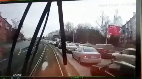 فیلم تلخ از لحظه مرگ دختر نوجوان زیر چرخ‌های تراموا