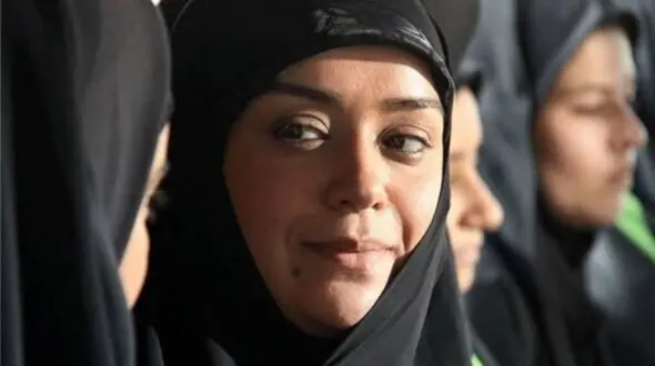الهام چرخنده: چادرم رو با فندک سوزوندن، کتک خوردم، شیشه ماشینم رو خُرد کردن.. + فیلم