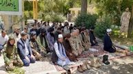 عکس نماز جماعت مشترک مرزبانان ایرانی با نیروهای طالبان در تایباد