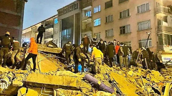 خانواده خانم بازیگر مطرح ترکیه زیر آوار ماندند / کسی می‌تواند کمک کند ؟ ! + عکس