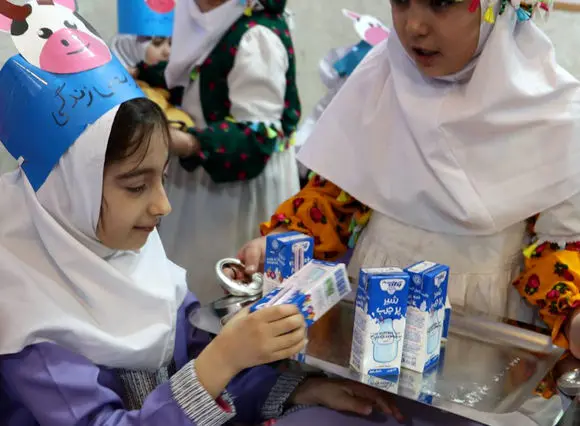 سازمان های استاندارد و غذا و دارو بر خط تولید شیر مدارس نظارت دارند / فقط شرکت‌های تائیدشده وزارت بهداشت مجاز به تامین شیر مدارس هستند 